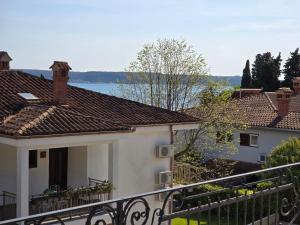 un balcone di una casa con vista sull'acqua di Villa Mak a Portoroz