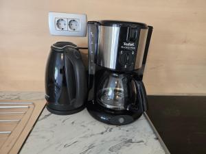 una macchinetta del caffè nera seduta sopra un bancone di Villa Mak a Portoroz