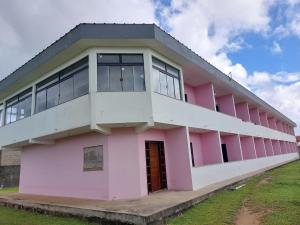 a pink and white building with at Flat à Beira Mar na Ilha Comprida in Ilha Comprida