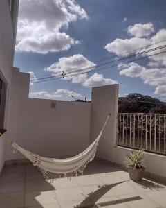 un'amaca sul balcone di una casa di Hospedaria Em Lagoa - Apto 102 - Residencial Cota a Lagoa da Prata