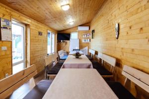 Una fila de mesas en una habitación con paredes de madera. en Апартамент Инфинити, en Sapareva Banya