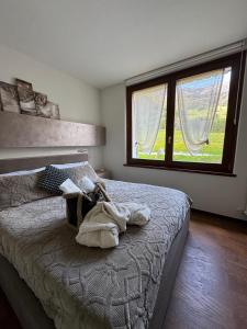 una camera da letto con un letto con asciugamani sopra di Grande Maison Du Coeur Champoluc Spa,Gym e Aree Relax a Champoluc