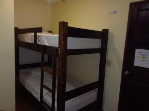 Postelja oz. postelje v sobi nastanitve BlueRock Hostal