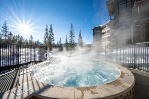 een hottub met een fontein voor een gebouw bij Timber Fox located downtown Winter Park 1307 in Winter Park