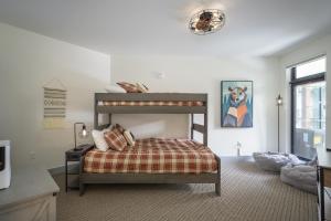een slaapkamer met een stapelbed in een kamer bij Timber Fox located downtown Winter Park 1307 in Winter Park