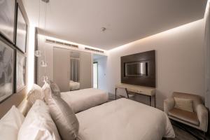 Giường trong phòng chung tại DAMAC Super Luxury Two Bedroom Apartment Olaya