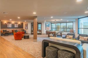 Posezení v ubytování Serene 1BR Kierland Commons, TPC Golf, Pool, Gym, W-D