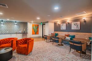 Posezení v ubytování Serene 1BR Kierland Commons, TPC Golf, Pool, Gym, W-D