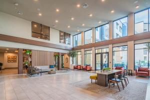 Posezení v ubytování Serene 1BR Kierland Commons, TPC Golf, Pool, Gym, W-D