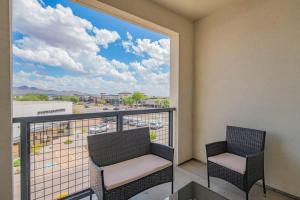 Balkón nebo terasa v ubytování Serene 1BR Kierland Commons, TPC Golf, Pool, Gym, W-D