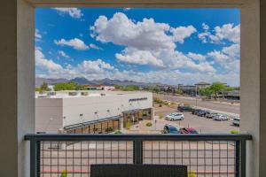 Fotografie z fotogalerie ubytování Serene 1BR Kierland Commons, TPC Golf, Pool, Gym, W-D v destinaci Scottsdale