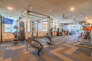 Fitness centrum a/nebo fitness zařízení v ubytování Peaceful 1BR Kierland Common, TPC Golf, Pool, Gym, W-D