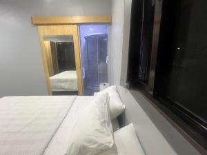 1 dormitorio con 1 cama, TV y espejo en SUNRISE - Deluxe Master Bedroom, en Nadi