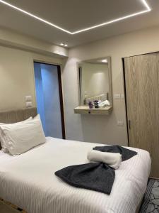 A bed or beds in a room at Blue Scarab Pyramids View