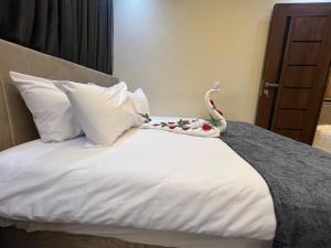 A bed or beds in a room at Blue Scarab Pyramids View