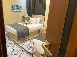 A bed or beds in a room at Blue Scarab Pyramids View