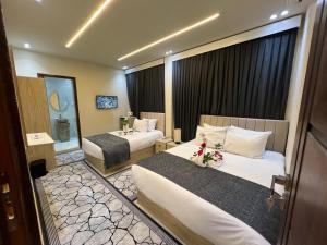 A bed or beds in a room at Blue Scarab Pyramids View