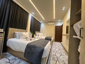 A bed or beds in a room at Blue Scarab Pyramids View