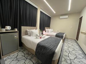 A bed or beds in a room at Blue Scarab Pyramids View