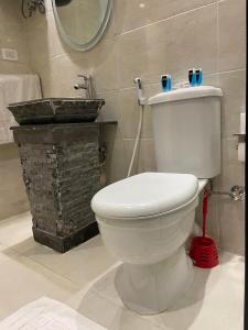 A bathroom at Blue Scarab Pyramids View