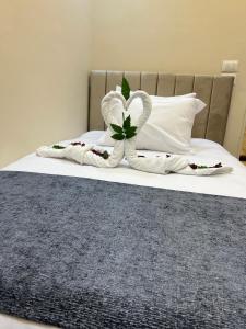 A bed or beds in a room at Blue Scarab Pyramids View