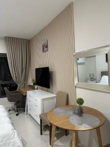 TV a/nebo společenská místnost v ubytování Cozy studio unit