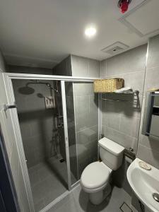 Koupelna v ubytování Cozy studio unit + 10 fotografií