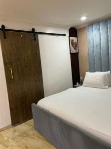 Luxury 2BR Wuse 2 247 Power Free Wi-Fi房間的床