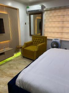 Luxury 2BR Wuse 2 247 Power Free Wi-Fi房間的床