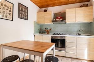 A kitchen or kitchenette at Etna, salvia e rosmarino