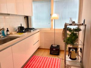 Kuchyň nebo kuchyňský kout v ubytování Hapjeong Mangwon Two Room + 12 fotografií