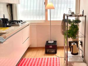 Kuchyň nebo kuchyňský kout v ubytování Hapjeong Mangwon Two Room