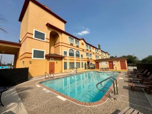 a large swimming pool in front of a building at Quality Suites San Antonio Brooks City Base in San Antonio