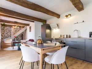 Kuchyň nebo kuchyňský kout v ubytování Charmante maison rénovée avec jardin, au cœur des marais salants, proche de Guérande et La Baule - FR-1-306-1214