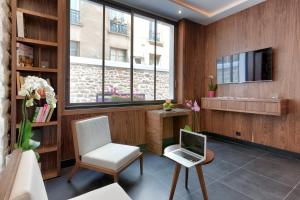 a living room with a chair and a laptop at Le Trente in Paris