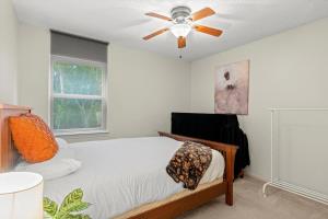 Ένα ή περισσότερα κρεβάτια σε δωμάτιο στο 3br 2bath near Town Center