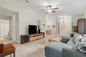 Μια τηλεόραση ή/και κέντρο ψυχαγωγίας στο 3br 2bath near Town Center