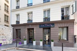 un edificio con un cartel que lee la trampa en Le Trente, en París