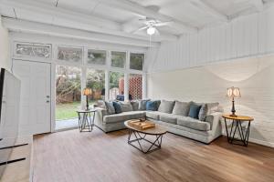 Et opholdsområde på New Family Friendly Sunny home