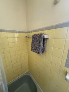 Et badeværelse på New Family Friendly Sunny home + 61 billeder