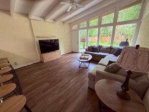 Et tv og/eller underholdning på New Family Friendly Sunny home