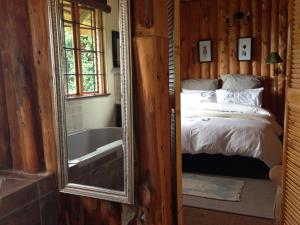 A bed or beds in a room at Willowbrooke Cottage
