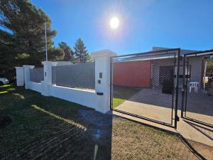 圣罗莎Las Golondrinas的院子中带门的链条围栏