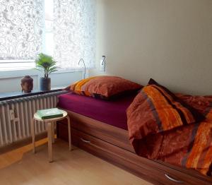 1 Schlafzimmer mit 2 Betten und einem Tisch in der Unterkunft Geschmackvolle Wohnung in Offenbach in Offenbach