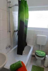 Ένα μπάνιο στο Geschmackvolle Wohnung in Offenbach