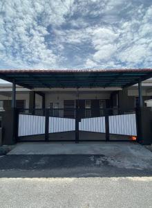 Το κτήριο όπου στεγάζεται  η παραθεριστική κατοικία