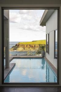 Bazén v ubytování Coastal Indulgence Water Views Romantic Coastal Beach Getaway Kiama nebo v jeho okolí
