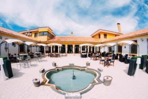 an outdoor patio with a pool in front of a building at Hotel Finca las Beatas in Villahermosa