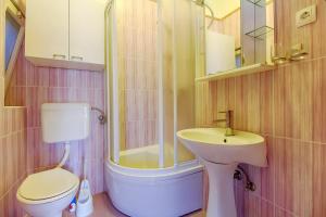 A bathroom at Apartment Oleander