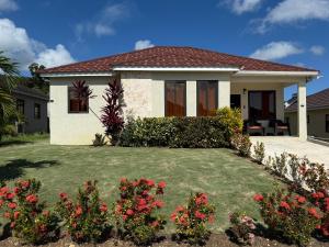 Um jardim no exterior de Roses Cove, Serene & tranquil, a slice of peace